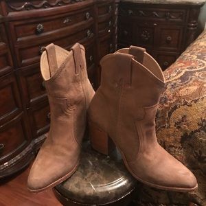 Ankle boots used wear 1 time is big for me